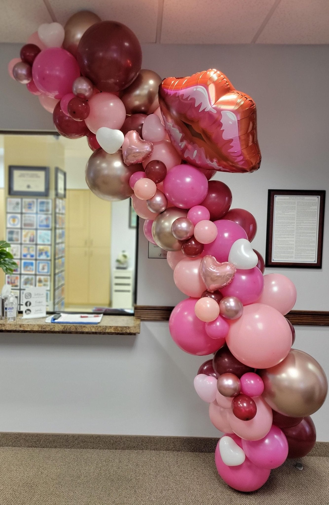 Kissy Lips Balloon Grab & Go Garland - PaperGeenius