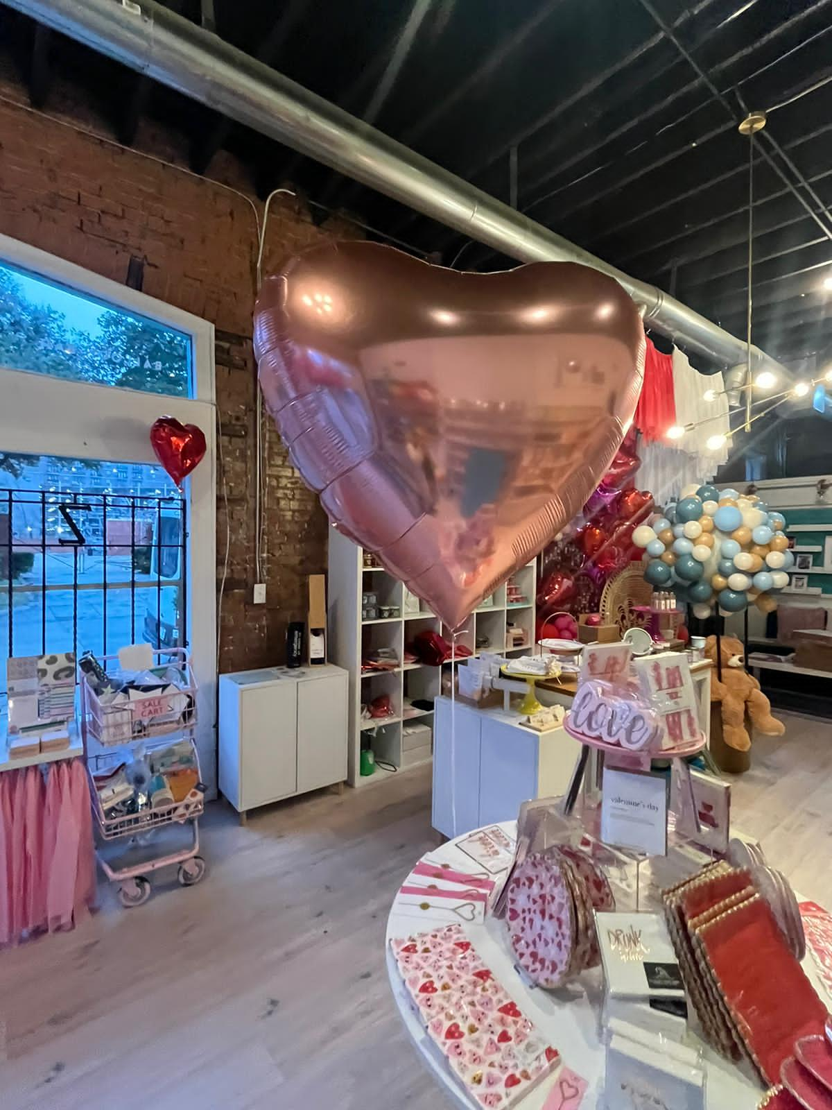 Valentine's Day Jumbo Heart Balloon - PaperGeenius